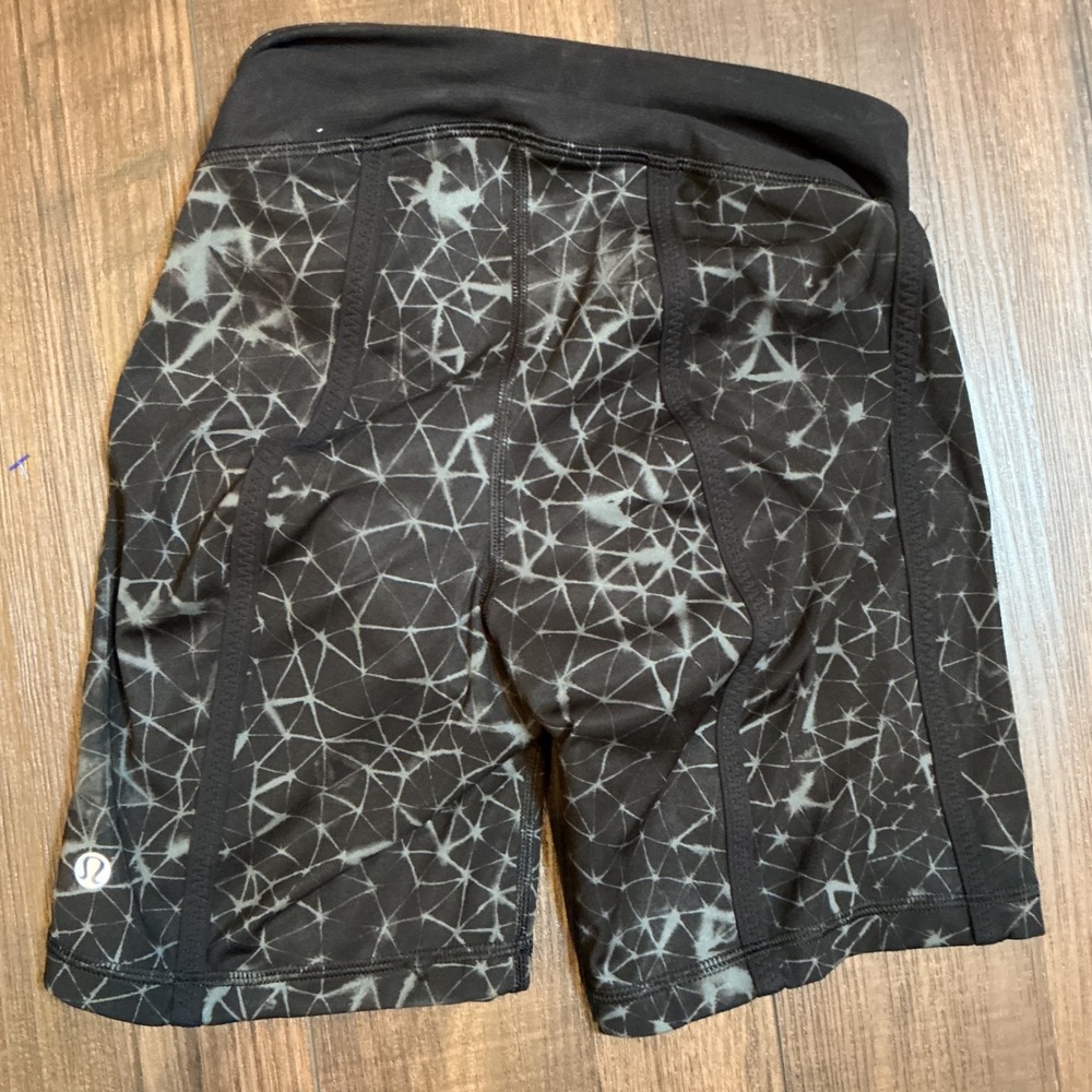 Lululemon Pedal Pace Short Black Grey Geometric Padded Cycling Spin Shorts 6 - Picture 4 of 5